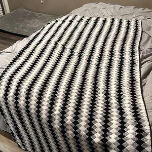 Elegant Black and White Diamond Pattern Throw Blanket